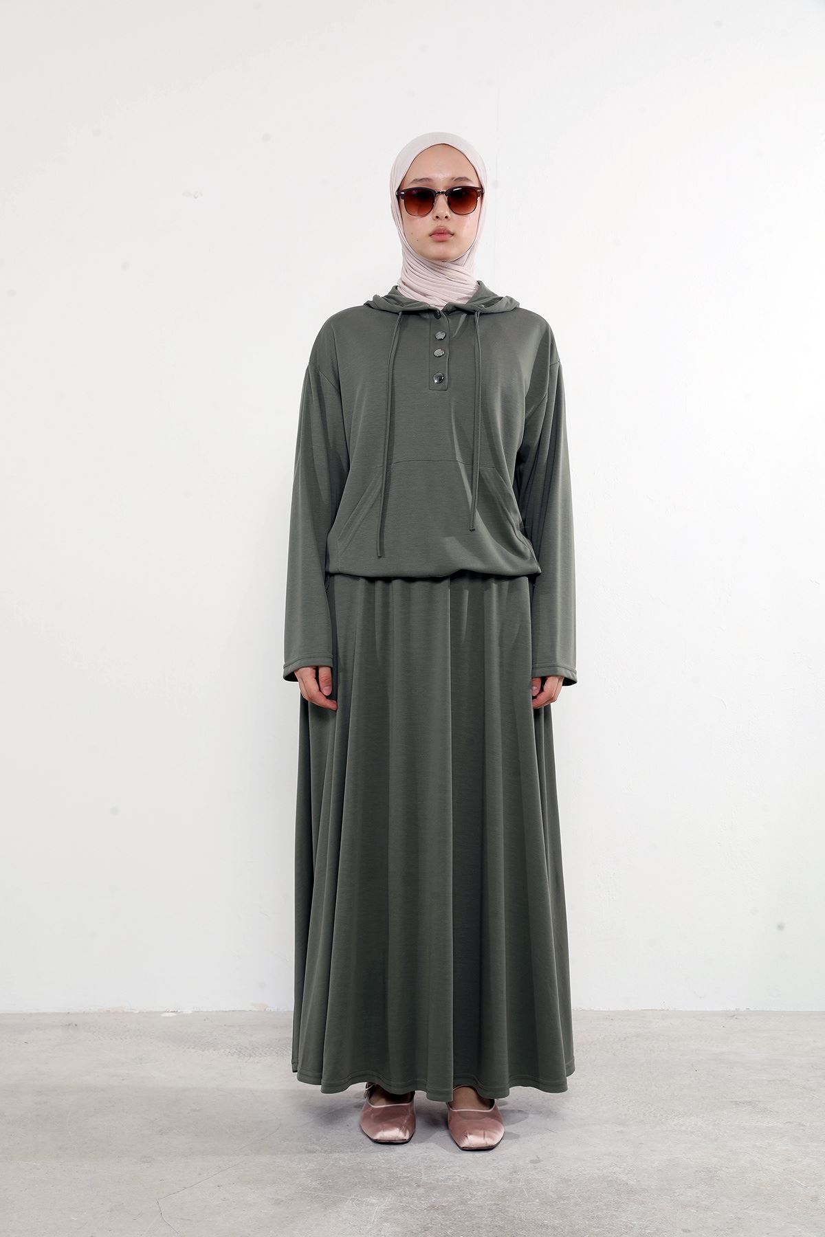 Kadın Önü Çıtçıt Pat Detaylı Kanguru Cepli Kapüşonlu Tesettür Etekli Takım Haki