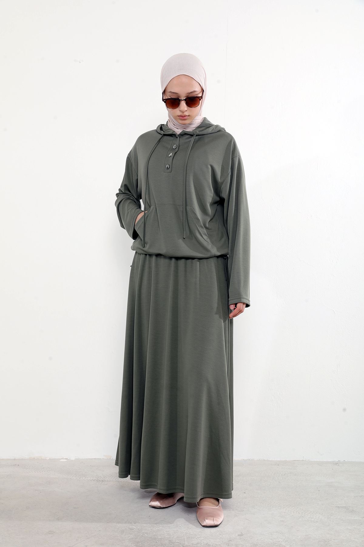 Kadın Önü Çıtçıt Pat Detaylı Kanguru Cepli Kapüşonlu Tesettür Etekli Takım Haki