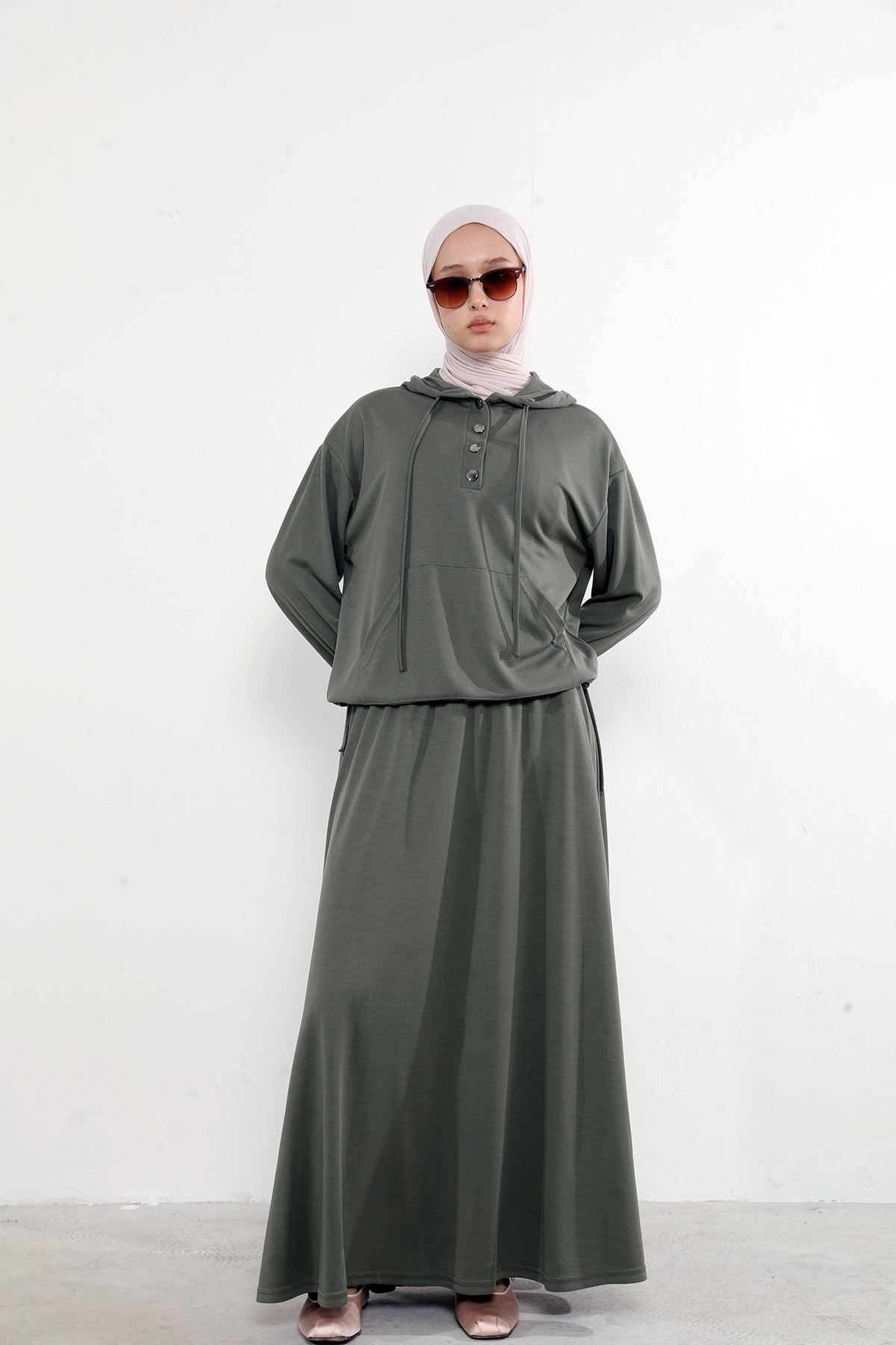 Kadın Önü Çıtçıt Pat Detaylı Kanguru Cepli Kapüşonlu Tesettür Etekli Takım Haki