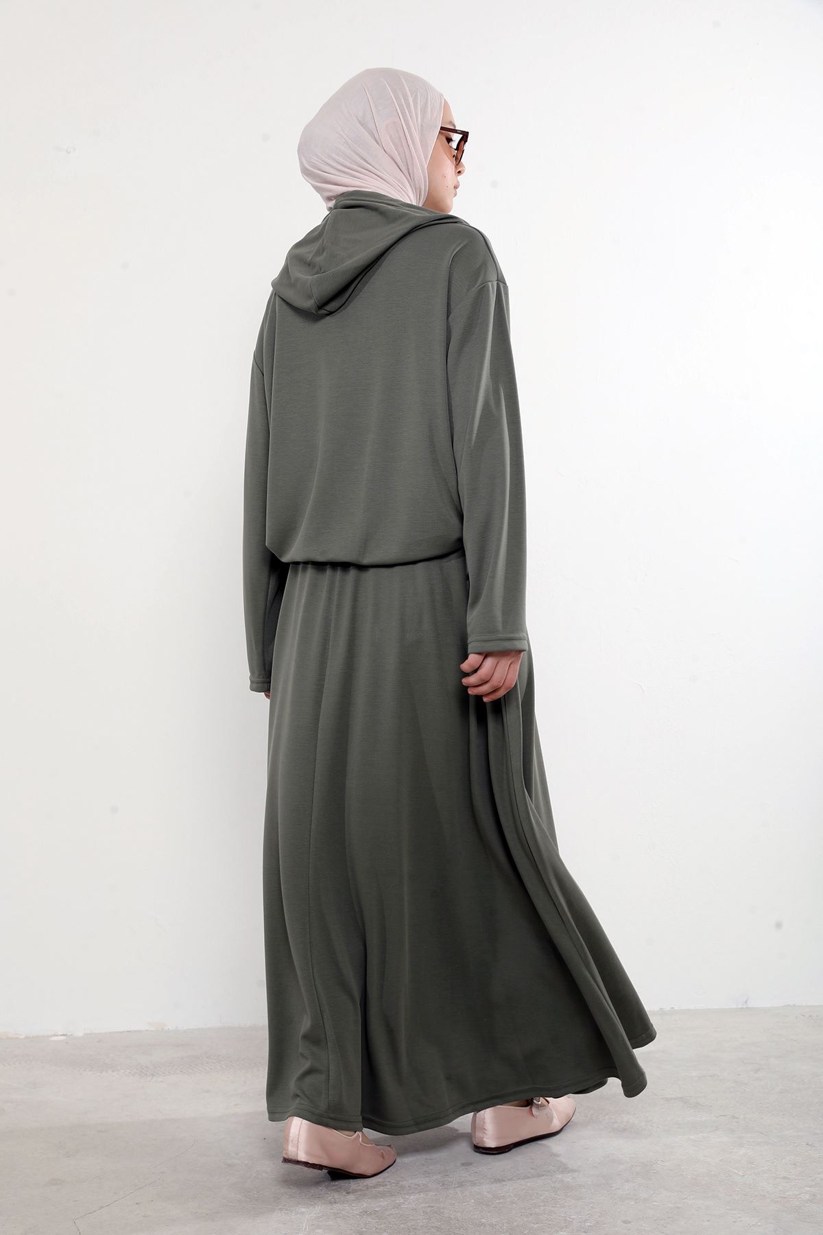 Kadın Önü Çıtçıt Pat Detaylı Kanguru Cepli Kapüşonlu Tesettür Etekli Takım Haki