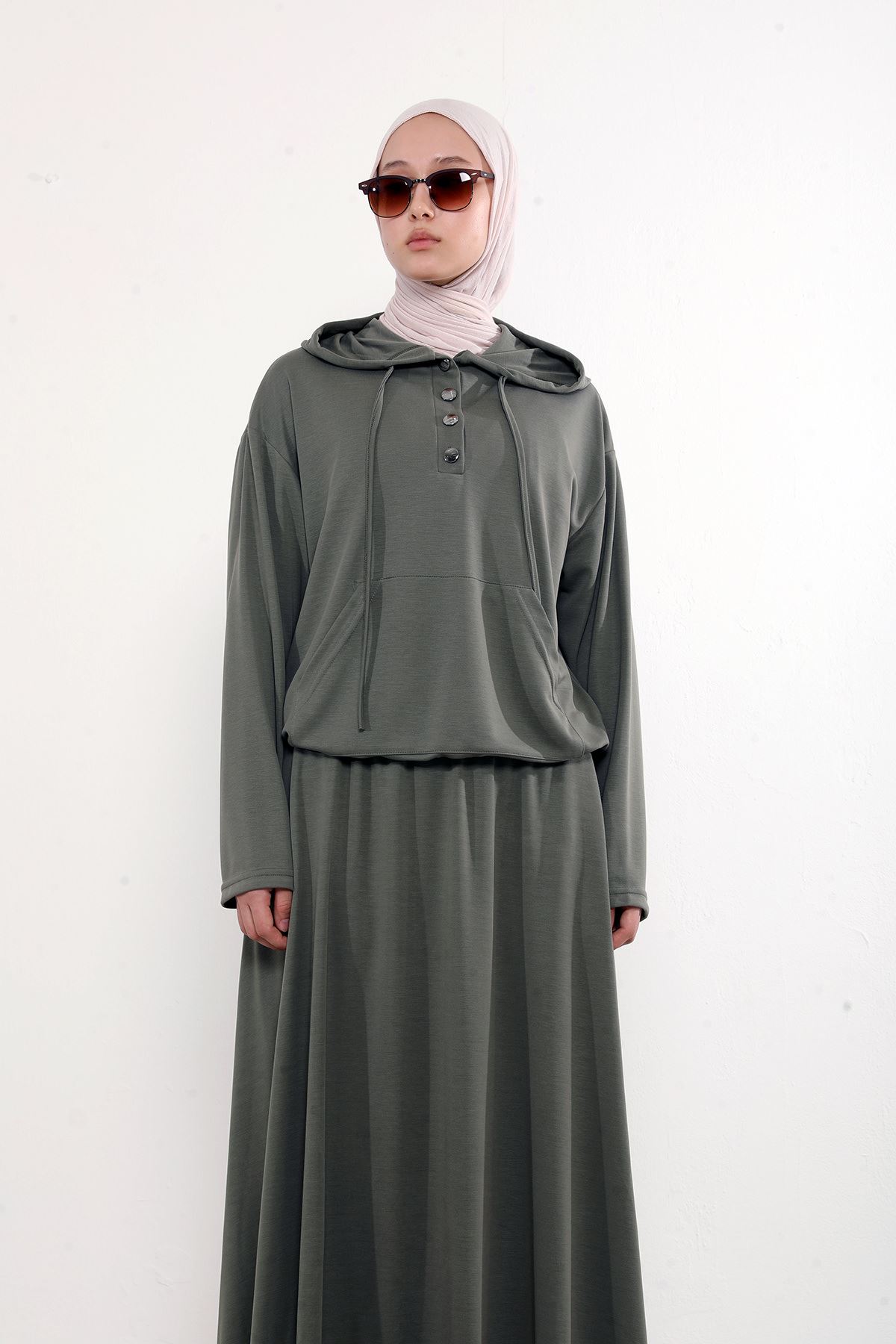 Kadın Önü Çıtçıt Pat Detaylı Kanguru Cepli Kapüşonlu Tesettür Etekli Takım Haki