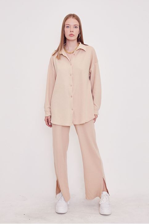Kadın Boydan Düğmeli Gömlek Pantolon Paça Yırtmaç Detaylı Takım-Bej
