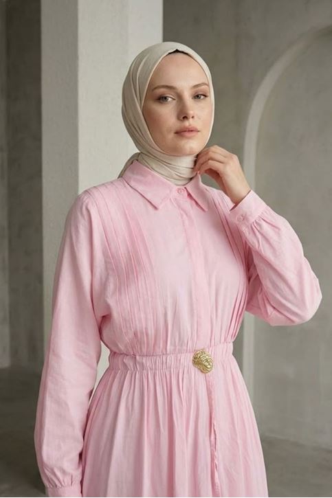 Kadın Pembe Büzgü Detaylı Beli Lastik Yarı Gizli Pat Düğmeli  Aksesuarlı Yazlık Trend Tesettür Elbise