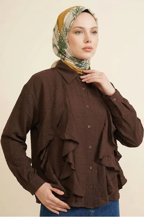 Trend Tesettür Kahve Fırfırlı Gömlek Yaka Bluz Önü Volanlı Düğmeli Şık ve Günlük Yazlık Tesettür Tunik Bluz