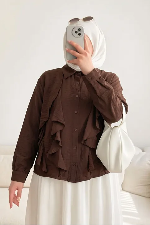 Trend Tesettür Kahve Fırfırlı Gömlek Yaka Bluz Önü Volanlı Düğmeli Şık ve Günlük Yazlık Tesettür Tunik Bluz
