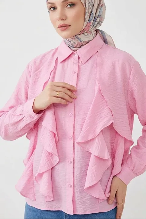 Trend Tesettür  Pembe Fırfırlı Gömlek Yaka Bluz Önü Volanlı Düğmeli Şık ve Günlük Yazlık Tesettür Tunik Bluz
