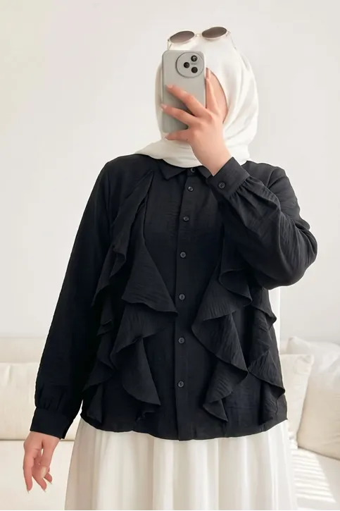 Trend Tesettür Siyah Fırfırlı Gömlek Yaka Bluz Önü Volanlı Düğmeli Şık ve Günlük Yazlık Tesettür Tunik Bluz