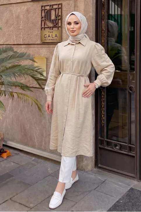 Kadın Trend Tesettür Bej Cupro Kumaş Gömlek Tunik Beli Kuşaklı Boydan Düğmeli Tesettür Uzun Tunik