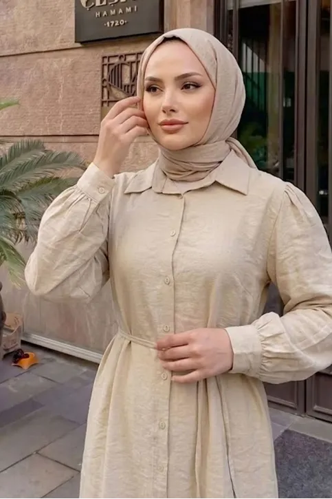 Kadın Trend Tesettür Bej Cupro Kumaş Gömlek Tunik Beli Kuşaklı Boydan Düğmeli Tesettür Uzun Tunik