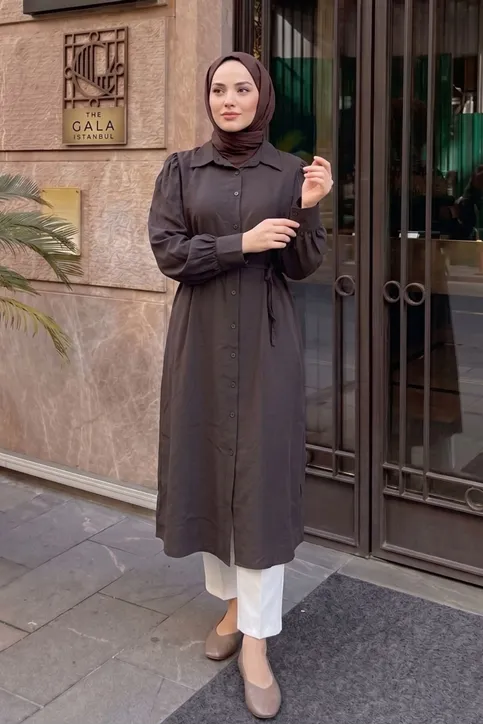 Kadın Trend Tesettür Kahve Cupro Kumaş Gömlek Tunik Beli Kuşaklı Boydan Düğmeli Tesettür Uzun Tunik
