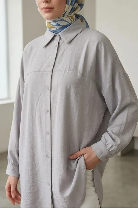 Kadın Gri Çilek Kumaş Trend Tesettür Tunik Düğmeli 78 CM Oversize Dökümlü Rahat Gömlek Tunik