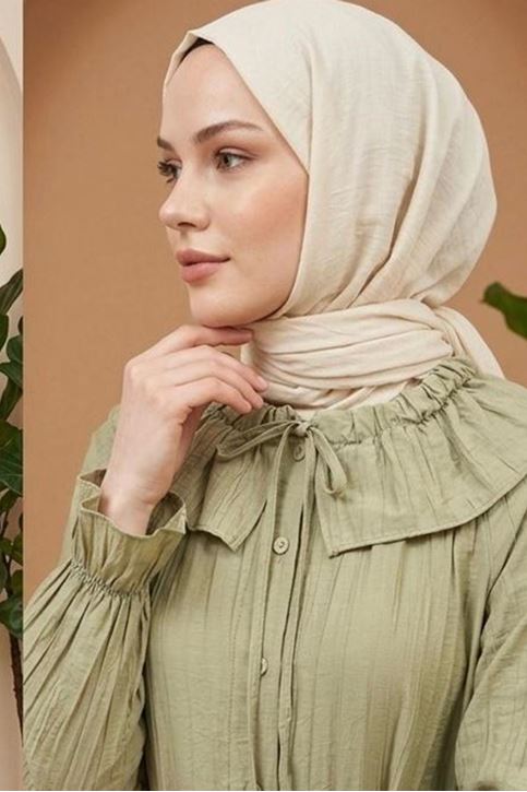 Kadın Tesettür Haki Çilek Kumaş Boydan Düğmeli Fırfır Yaka Bağlamalı Salaş Elbise