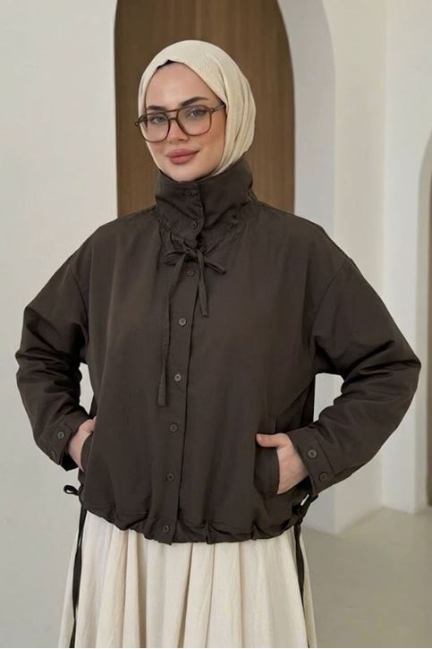 Kadın Kahve Dik Yaka Düğmeli Büzgülü Kısa Ceket Bağcık Detaylı Cepli Mevsimlik Tesettür Ceket Tunik