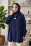 Kadın Lacivert Gömlek Yaka Bağlama Toka Detaylı Oversize Yazlık Çilek Kumaş Tesettür Gömlek Tunik